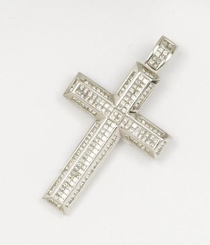Importante croix en or gris entièrement sertie...