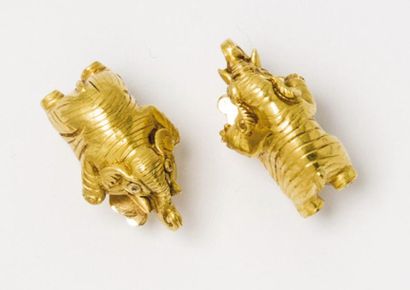 null Paire de boucles d'oreilles «Éléphant» en or jaune ciselé, les yeux sertis de...