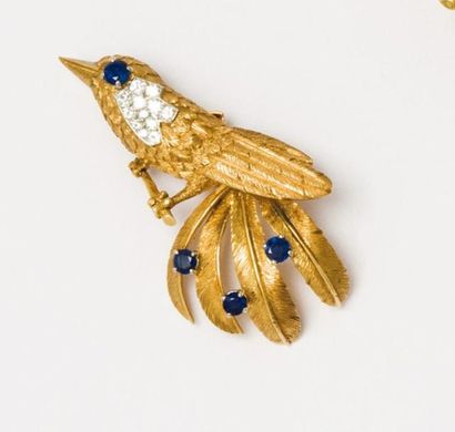 CARTIER Broche «Oiseau» en or jaune ornée de saphirs et diamants taillés en brillant....