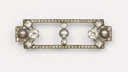 null Broche en or gris ajouré ornée de trois perles grises bouton bordés de diamants...