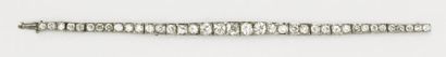 Bracelet «ligne» en or gris serti de 38 diamants...