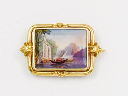  Broche en or jaune ornée d'une miniature représentant un paysage. Fin XIX° siècle....