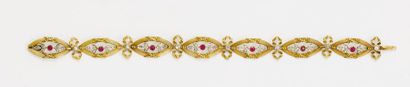  Bracelet articulé en or jaune à maillons ajourés à décor de noeuds et guirlandes...