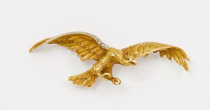 Broche «Aigle» en or jaune ciselé ornée d'une...