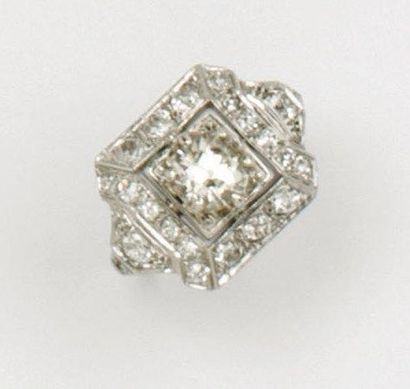 null Bague en platine ornée d'un diamant de taille ancienne calibrant 1,20 carat...