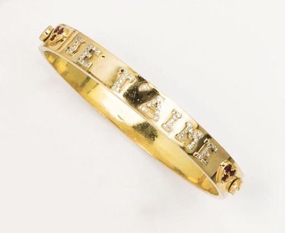 null Bracelet jonc ouvrant en or jaune orné de l'inscription «Je t'aime» serti de...