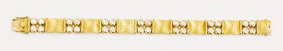 Bracelet articulé en or jaune orné de 28...