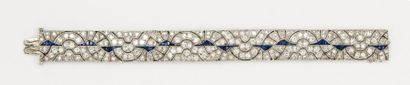 null Bracelet en or gris à décor géométrique ajouré entièrement serti de diamants...