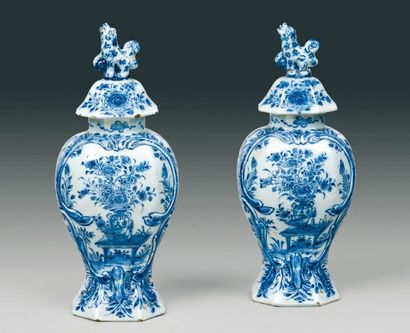 DELFT PAIRE de VASES COUVERTS de forme balustre à décor en camaïeu bleu de vases...