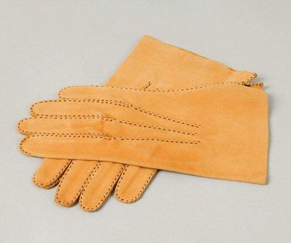 HEERMES Paris Paire de gants homme en nubuck gold à surpiqûres noirs. (légères égrenures....