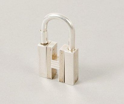 HERMES Paris made in France Porte clefs en argent figurant un H basculant, Poids:...