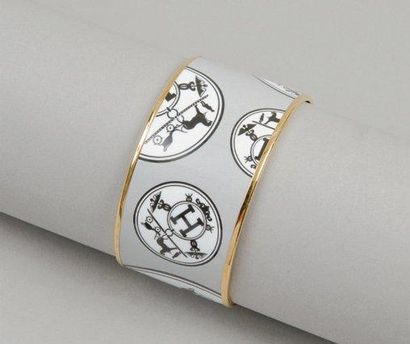 HERMES Paris made in France Large bracelet jonc en métal doré et émail à décor de...