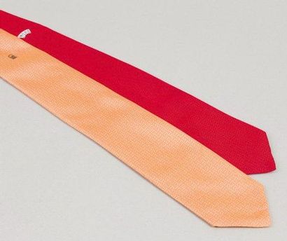 HERMES Paris Lot de deux cravates en soie façonnée figurant des H. Très bon état