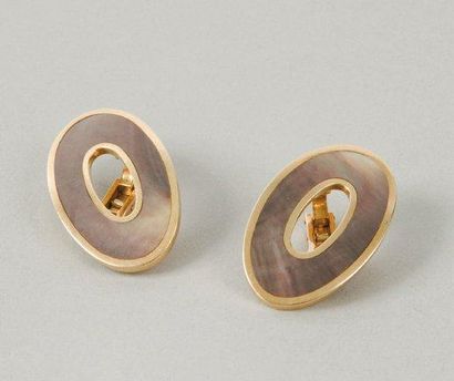 HERMES Paris Rare paire de boucles d'oreille ovale en or et nacre. Poids: 22,10 gr...