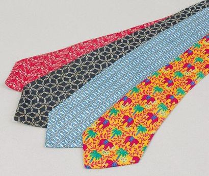 HERMES Paris Lot de quatre cravates en soie imprimée