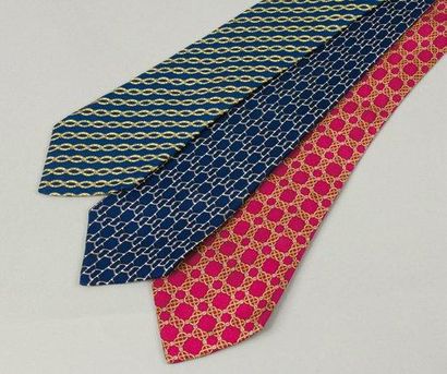 HERMES Paris made in France Lot de trois cravates en soie imprimée. Bon état