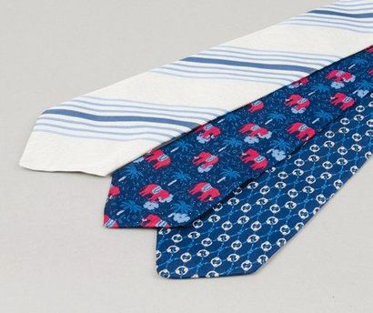 HERMES Paris Lot de trois cravates en soie imprimée. Très bon état