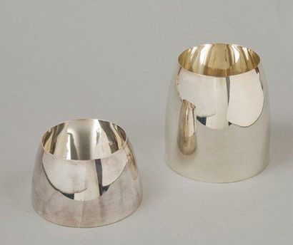 HERMES Paris Ensemble de deux coupes de forme «obus» en métal argenté