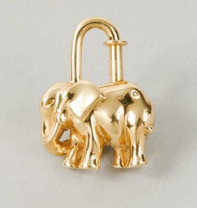 HERMES Paris made in France Porte clefs en métal doré figurant un éléphant.