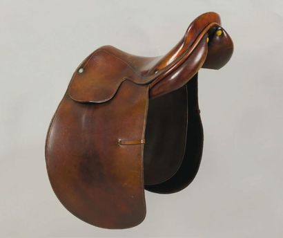 HERMES Paris made in France N°20483 Selle de dressage pour dame en cuir marron, surpiqûres...