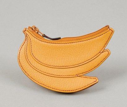 HERMES Paris made in France Porte monnaie en cuir grené safran figurant des bananes,...