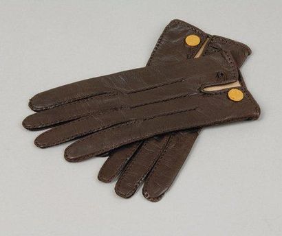 HERMES Paris made in France Paire de gants en cuir agneau marron réhaussé d'un clou...