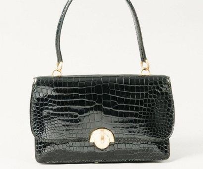 HERMES Paris 24 Fg St Honoré Sac « Demi lune» en crocodile noir, fermoir plaqué or...