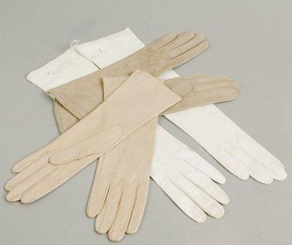 HERMES Paris Lot de tois paires de gants mi-long et long en cuir ivoire, chevreau...