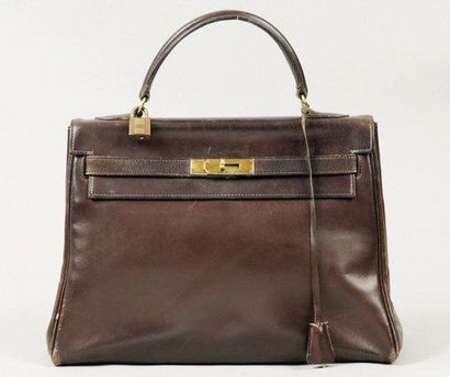 HERMES Paris Sac «Kelly» 32 cm en cuir marron, attaches et fermoir plaqués or, poignée,...