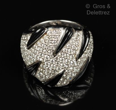 CARTIER « Griffes » - Bague en or gris, ornée d’un pavage de diamants taillés en...