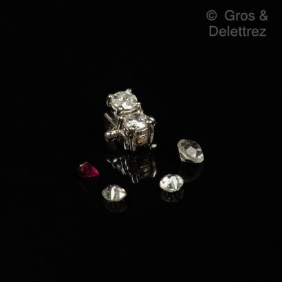 null Lot composé de quatre diamants de taille ancienne, deux diamants taillés en...