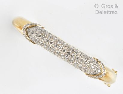 null Bracelet « Jonc Ouvrant » en or jaune, orné d’un pavage de diamants taillés...