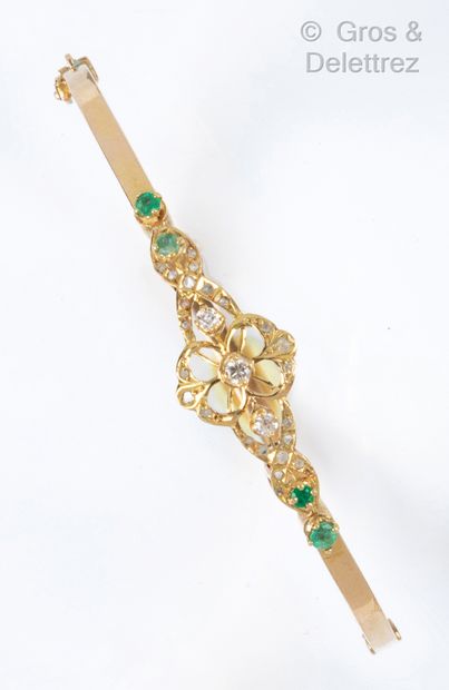 null Bracelet « Jonc ouvrant » en or jaune, orné d’un motif ajouré serti de diamants...