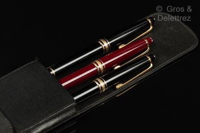 MONTBLANC Lot de trois stylos dont deux à billes et un à plume. Signés Montblanc....