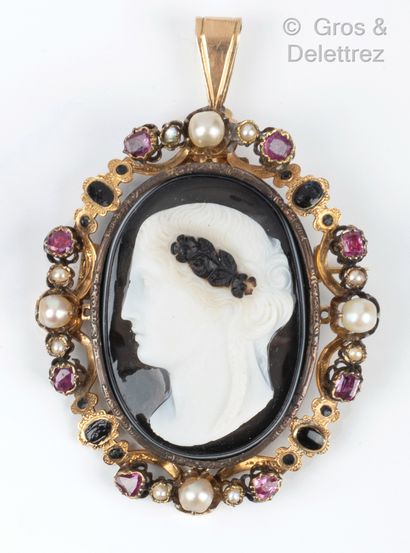 null Broche en or jaune et argent, ornée d’un camée sur agate représentant une femme...