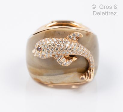 PAOLOBONGIA Bague en or jaune et jaspe souligné d’un dauphin pavé de diamants taillés...