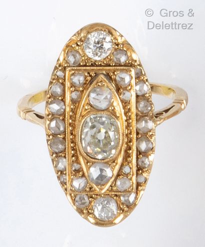 null Bague « Marquise » en or jaune à décor géométrique et perlé, ornée d’un diamant...