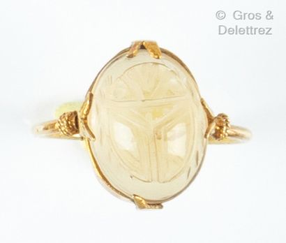 null Yellow gold ring with a scarab beetle carved on quartz. Finger size: 47. Gross...