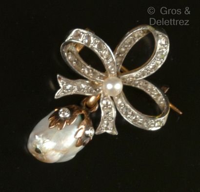 null Broche « Noeud » en or et platine, retenant une perle baroque soulignée de diamants....