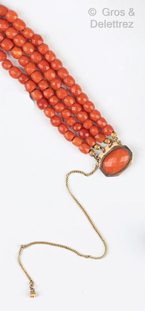 null Bracelet composé de quatre rangs de perles de corail facettées, le fermoir en...