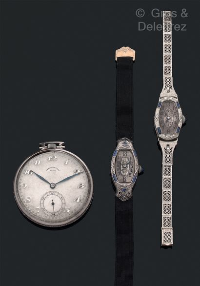 null Lot comprenant 3 montres en métal Rhodié : 

- 2 montres dame vers 1920 

-...