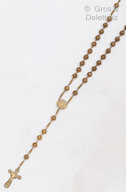 Chapelet en métal doré, composé de perles...