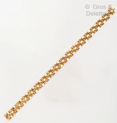 CARTIER Bracelet articulé en or jaune. Longueur : 18,5 cm. P. 43,1g.