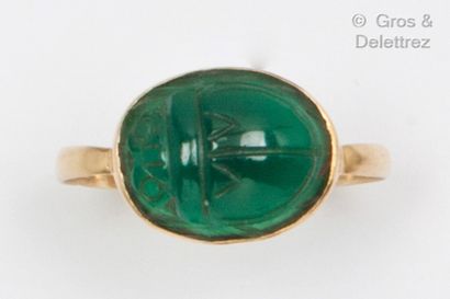 null Bague en or jaune, ornée d’une chrysoprase gravée d’un scarabée. Tour de doigt :...