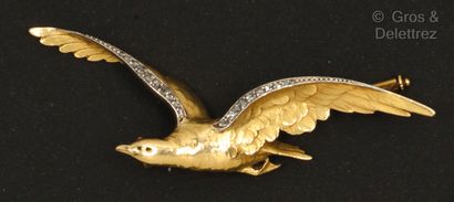 null Broche « Aigle » en or jaune ciselé, les ailes soulignées de diamants taillés...