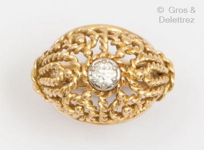 null Bague en or jaune à décor torsades, ornée d’un diamant taillé en brillant. Tour...