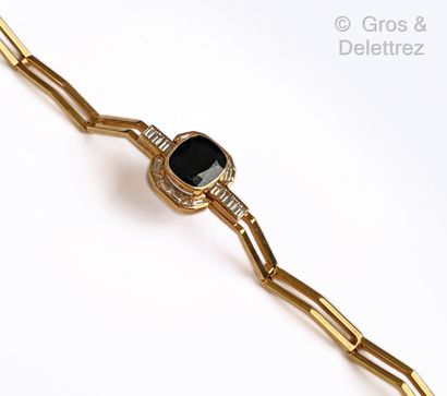 JEAN VENDOME Bracelet géométrique articulé en or jaune, orné d’un saphir de forme...