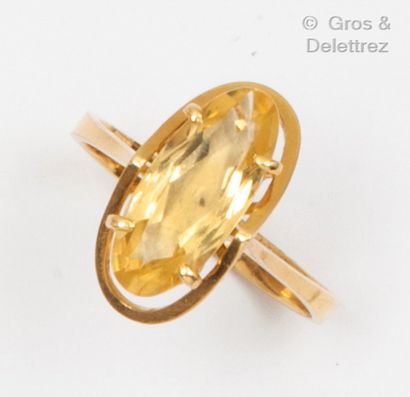 null Bague ovale en or jaune, ornée d’une citrine facettée. Tour de doigt : 52. P. Brut :...