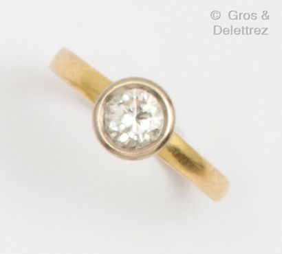 null Bague « Solitaire » en or jaune et or gris, ornée d’un diamant taillé en brillant...