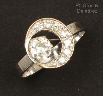 null Bague en or gris rhodié, à décor d’un motif circulaire orné d’un diamant de...